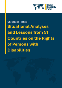 Koyu mavi zemin üzerinde sarı ve beyaz yazıların yer aldığı bir kapak görseli. Sol üst köşede, bir dünya haritası simgesi ve yanında “Global Disability Fund” yazısı bulunuyor. Sayfanın büyük bölümünde ise şu metin yer almakta: Unrealized Rights: Situational Analyses and Lessons from 51 Countries on the Rights of Persons with Disabilities. Alt zemin olarak, silik şekilde bir dünya haritası silueti arka planda görünüyor. Betimleme: Be My Eyes yapay zeka.