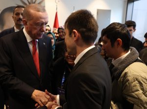 Cumhurbaşkanı Erdoğan'a hediyeyi takdim ediyorum. Karede görüşmeye katılan diğer kişiler de seçilebiliyor.