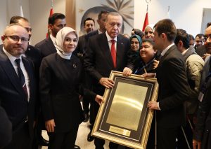 Cumhurbaşkanı Erdoğan'a hediyeyi takdim ediyorum. Kadrajda eşim Ayşegül de var. Ayrıca Aile ve Sosyal Hizmetler Bakanı Mahinur Özdemir Göktaş o anda yanımızda.