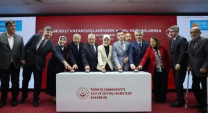 Kura çekimine ait bir fotoğraf. SN. Bakan Mahinur Özdemir Göktaş ve benim de bulunduğum kalabalık bir grubu içeren karede kura için butonlara basıyoruz.