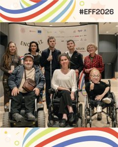 #EFF2026 etkinliği kapsamında, farklı engel gruplarından atölye katılımcıları olarak "ENGELSİZ SİNEMA" panosunun önünde poz verdiğimiz toplu fotoğraf.